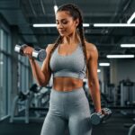 ジムで筋トレをする女性
